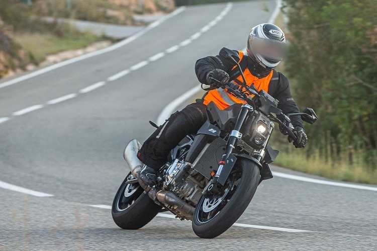 KTM 890 Duke R: Das Skalpell wurde zum Super Skalpell aufgerüstet