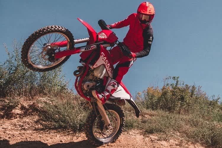 Enduromodelle von GasGas: An den Umlenkhebeln der hinteren Aufhängung ist als Basis das Husqvarna-Fahrwerk erkennbar