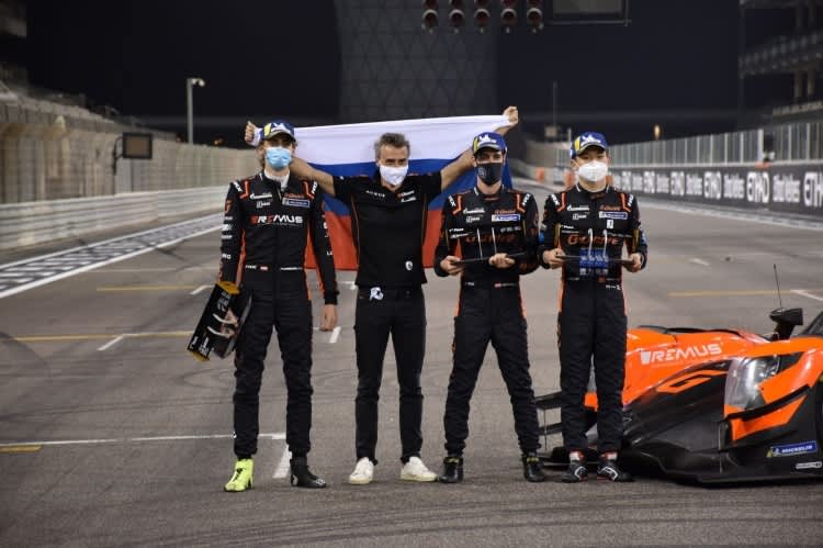 Nach dem Gewinn der Asian Le Mans Series Februar 2021: Von links Ferdinand Habsburg, G-Drive Teamchef Roman Rusinow, René Binder, Yifei Ye