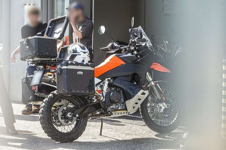 Zuckeln unter Einhaltung des Speedlimits zwei KTM RC390 daher - wirklich?