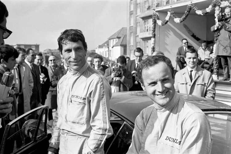 Vic Elford (li.) im Jahre 1967