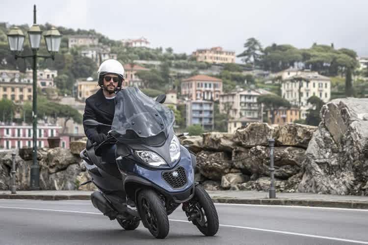 Piaggio MP3: Der Neigemechanismus ist patentrechtlich geschützt