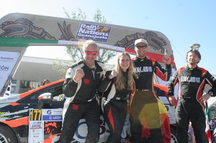 Niki Schelle (li) neben Lina Meter