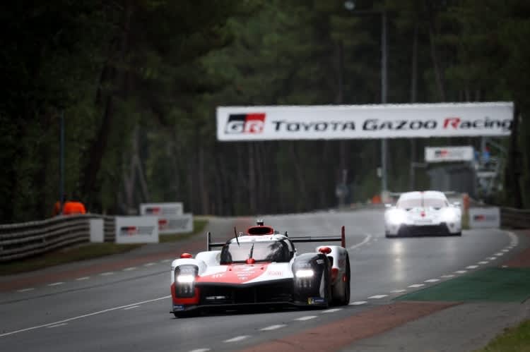Der Toyota GR010 Hybrid #7 führt die 24h Le Mans an