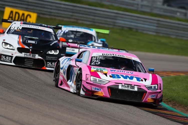 Ein Audi R8 LMS aus dem ADAC GT Masters in Pink