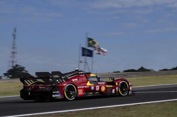 Den Werks-Ferrari 499P fährt Lilou Wadoux