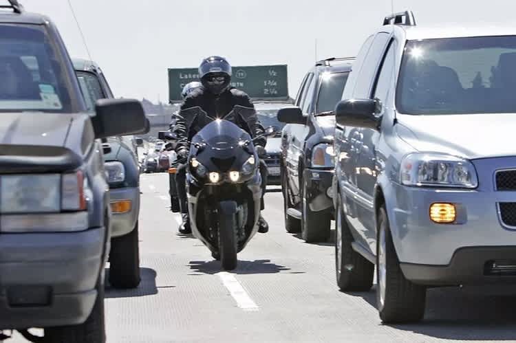 Durchfahren zwischen Autokollunnen: Erlaubt neben anderen auch in Kalifornien, dem bevölkerungsreichsten Staat der USA