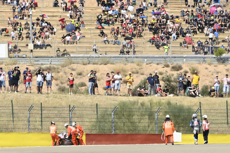 Marcel Schrötter stürzt bereits wenige Kurven nach dem Start