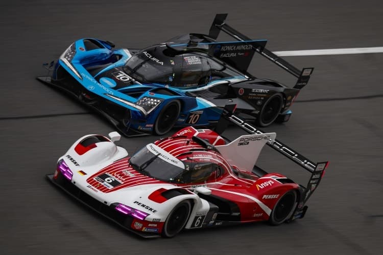 Der Porsche 963 (vorne) ist nach LMDh-Regeln gebaut