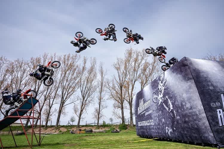 Luc und Melitta Ackermann:Mutter-Sohn-Backflip zum Muttertag