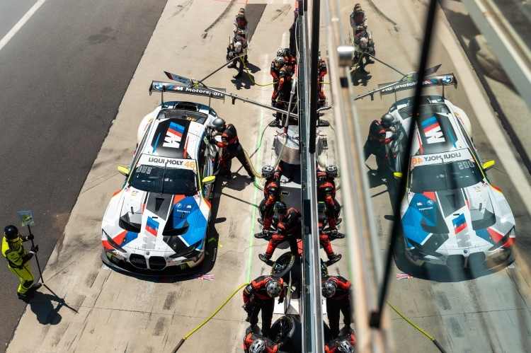 Ende des Boxenstopps beim Audi R8 LMS GT3 evo II vom Team WRT