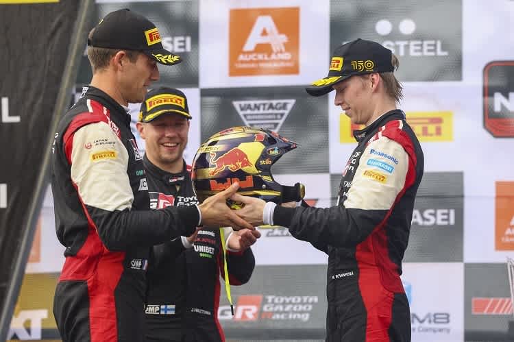 Alter Champion Sébastien Ogier (li) und neuer Chmapion Kalle Rovanperä 