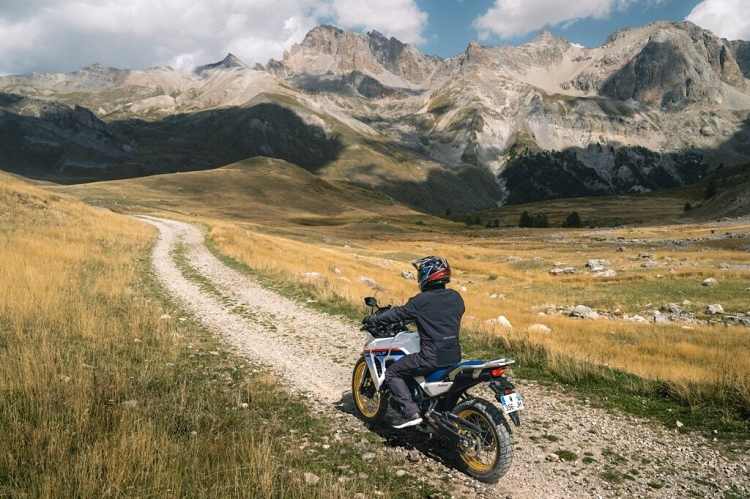 Honda XL750 Transalp: Gemäss Honda rufen die Berge - wir horchen angestrengt
