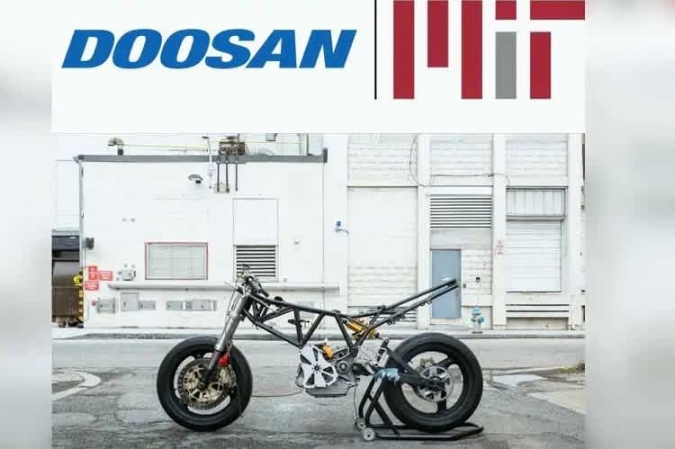 Der Gitterrohrrahmen erinnert an eine frühere Ducati, der Elektroantrieb ist mittig platziert