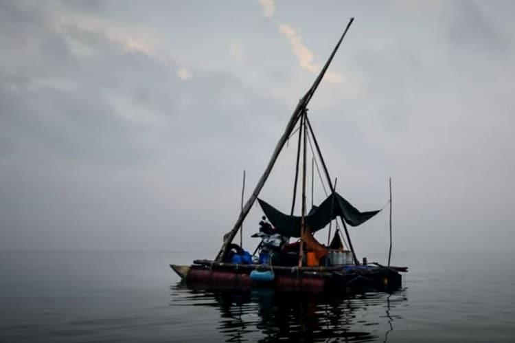 Am Ende der Strasse geht es nur auf dem Seeweg weiter - mit einem Floss mit Motorradantrieb