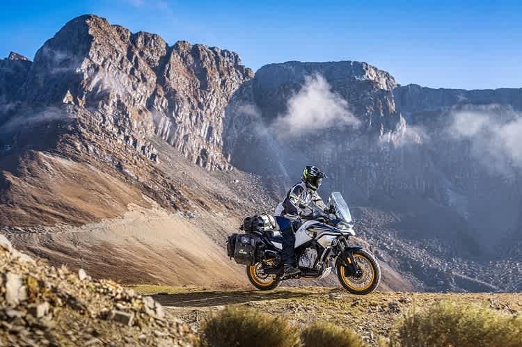 CFMOTO V.04: Alles, was es braucht, um es auf der Rennstrecke mächtig rauchen zu lassen