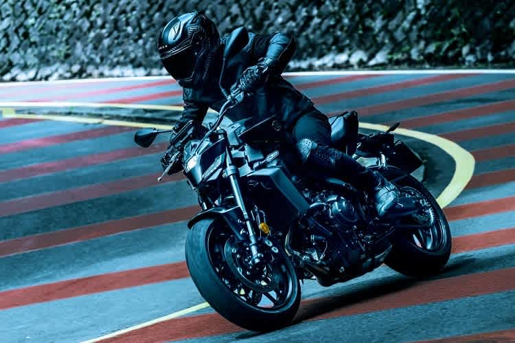 Eine Yamaha MT-09 in einer Kurve - wer genau hinschaut, dem fällt auf, dass Kupplungshebel und Schaltpedal fehlen