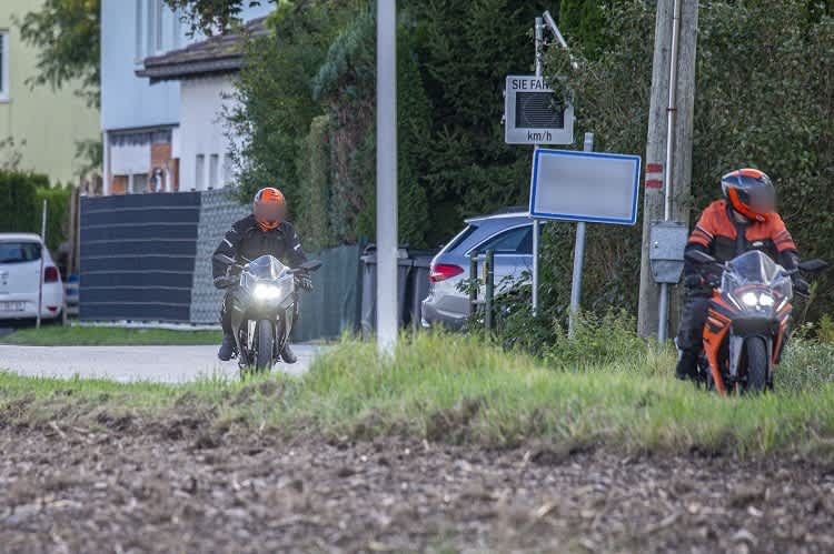 Zuckeln unter Einhaltung des Speedlimits zwei KTM RC390 daher - wirklich?