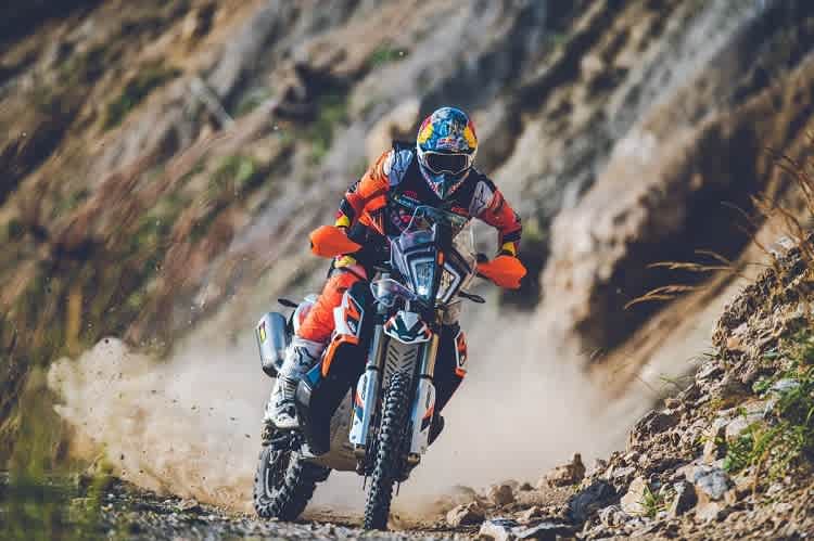 Rallye-Werksfahrer Sam Sunderland auf der KTM 890 Adventure Rally R, von der nur 700 Stück gebaut werden