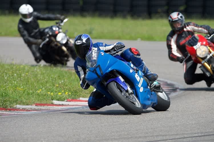 Die Termine von Plüss Moto Sport für die Rundstreckentrainings auf dem Anneau du Rhin stehen fest - und sind erfahrungsgemäss schnell ausgebucht 