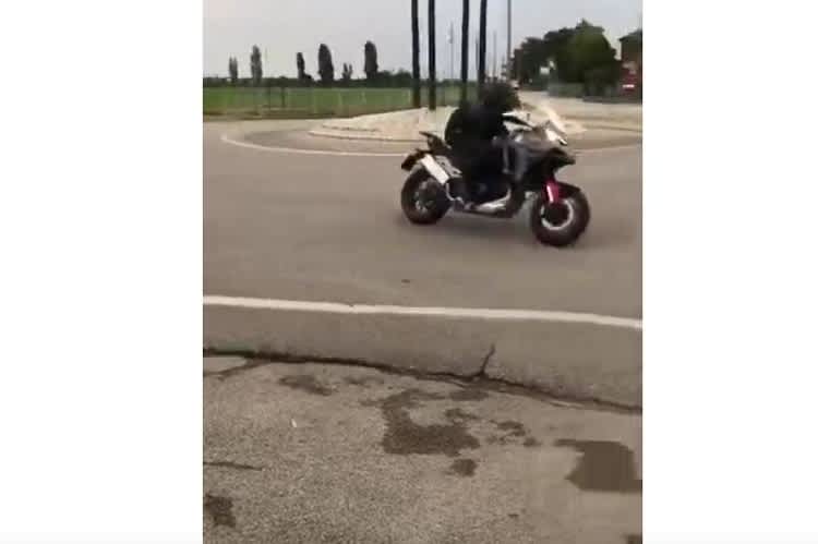 Unscharfes Video der Ducati Multistrada V4: Aufschlussreicher als die Bilder ist die Tonspur - eindeutig ein V4!
