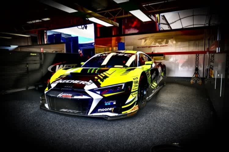 Der Audi R8 LMS GT3 evo II von Valentino Rossi in der WRT-Box