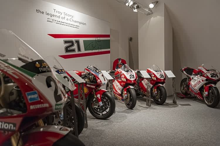 Die Motorräder der Superbike-Legende Troy Bayliss sind zu sehen an einer Sonderschau des Ducati-Museums in Bologna
