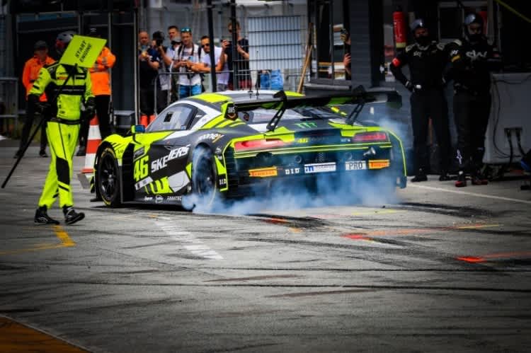 Ende des Boxenstopps beim Audi R8 LMS GT3 evo II vom Team WRT