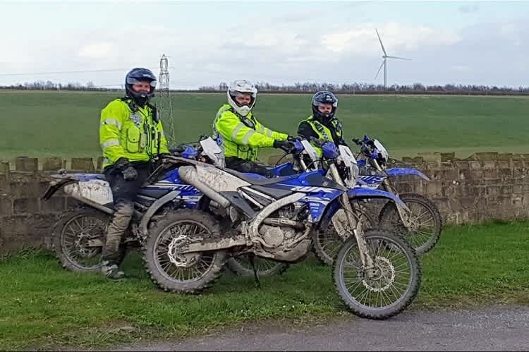 Gleich lange Spiesse: Die South Yorkshire Police jagt Endurofahrer mit Enduroros als Dienstfahrzeuge