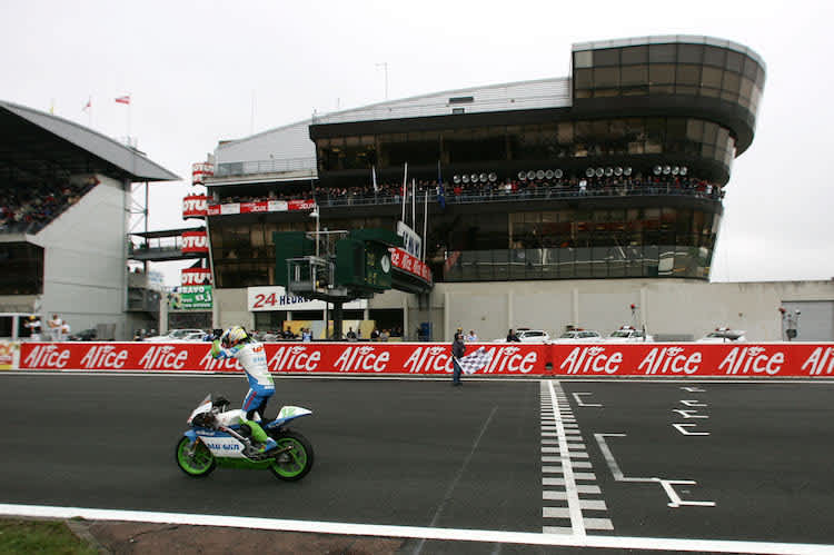 Tom Lüthi kann sich noch gut an den Moment erinnern, als er 2005 in Le Mans als Erster die Ziellinie kreuzte