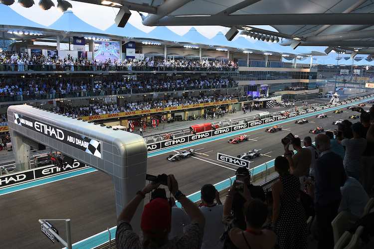 Derzeit starten die F1-Stars versetzt in zwei Reihen ins Rennen - das könnte sich ändern