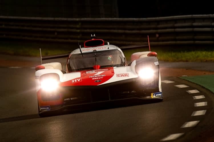 Weiterhin in Führung bei den 24h Le Mans 2021: Der Toyota GR010 Hybrid von Mike Conway, Kamui Kobayashi und José María López