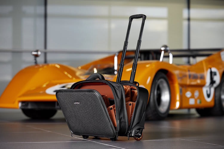 Der neue Pilotenkoffer vor einem CanAm-McLaren