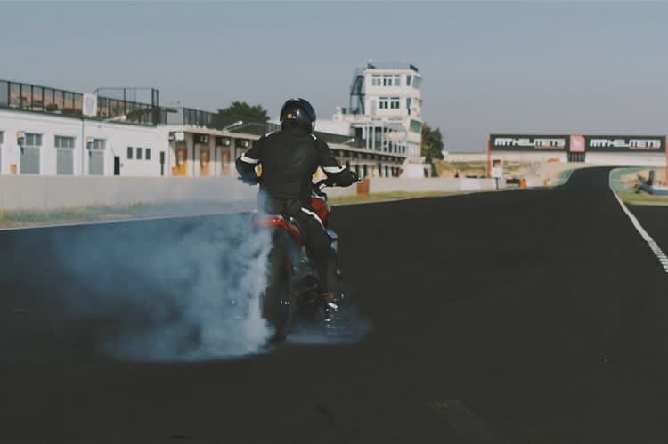 Triumph Rocket 3R dampft los: Etwas beunruhigend ist es für Sportfahrer schon, dass so ein Cruiser in klar weniger als drei Sekunden auf 100 beschleinigt