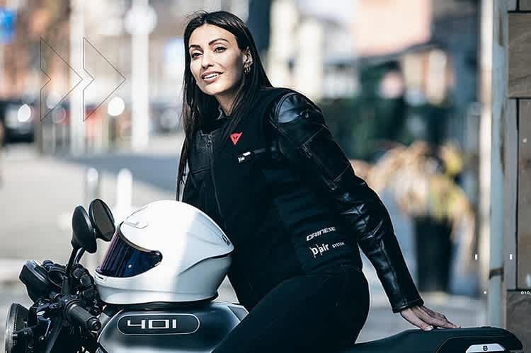 Smart Jacket von Dainese: Kaum zu sehen, dass über der Lederjacke eine Aurbagwese getragen wird