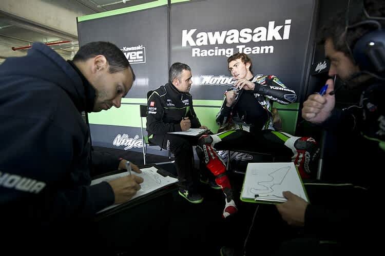 Loris Baz gibt seinem Team Input