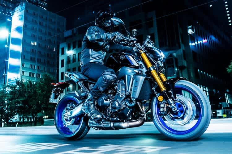 Yamaha MT-09 SP: Gabel und Federbein in Gold, wobei die Gabel von KYB, das Federbein von Ölins kommt