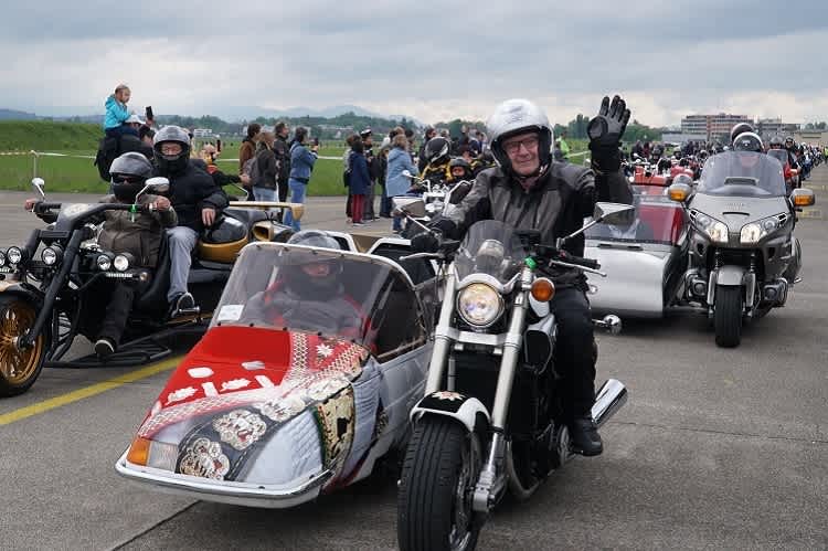 Für viele beeinträchtigte Menschen ein Höhepunkt: Ausfahrt mit Seitenwagen und Trikes am Love Ride