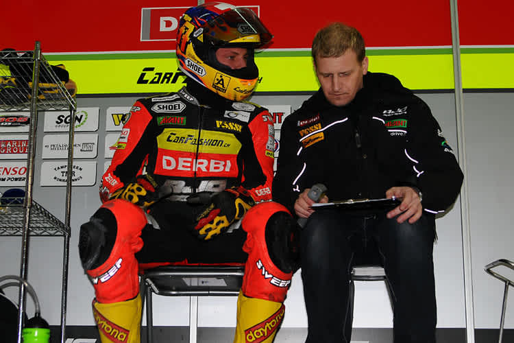 Aegerter mit Teamchef Aki Ajo: «Kopfsache»