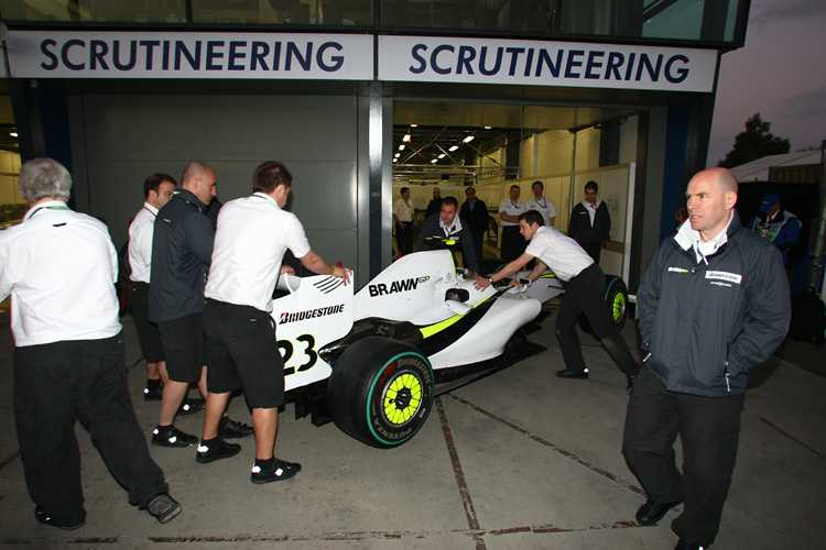 Wenn es Abend wird in Melbourne: Brawn muss zur Kontrolle.