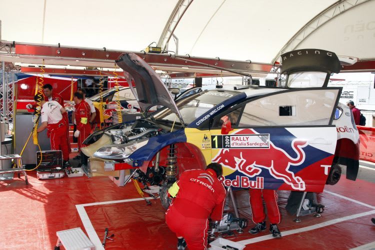 Citroën im Pech auf der elften Prüfung.