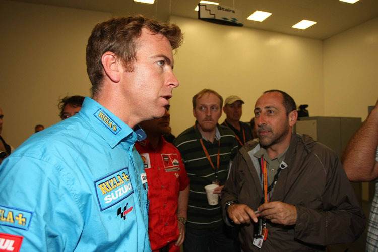 Suzuki-Manager Denning mit Journalisten