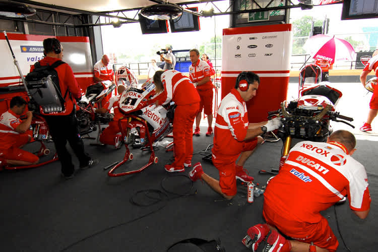 Reges Treiben in der Ducati-Xerox-Box