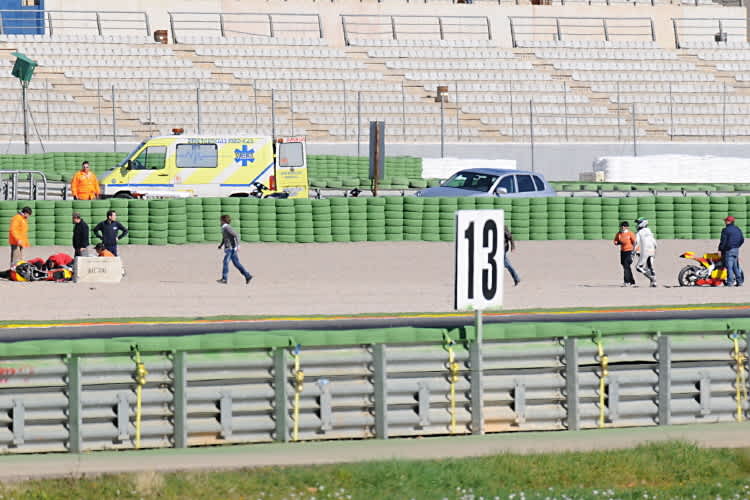 Valencia: Vazquez (links) und Espargaro im Kies.