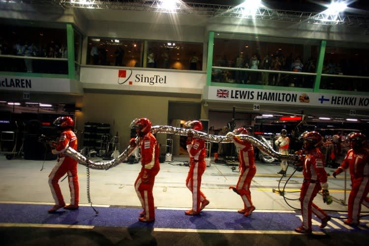 Ferrari-Mechaniker in Singapur nach dem Boxenstopp-Desaster 