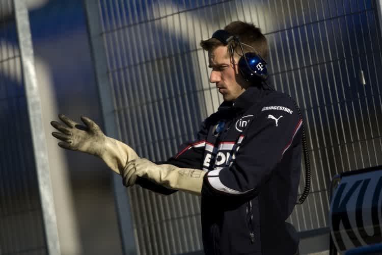 Auch die Mechaniker schützen sich.