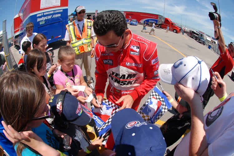 Helio Castroneves hatte am Samstag viel Zeit für Autogramme 