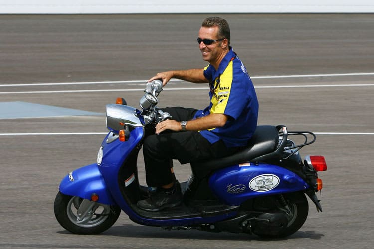 Nur mit dem Fahrrad würde Hervé Poncharal noch günstiger fahren