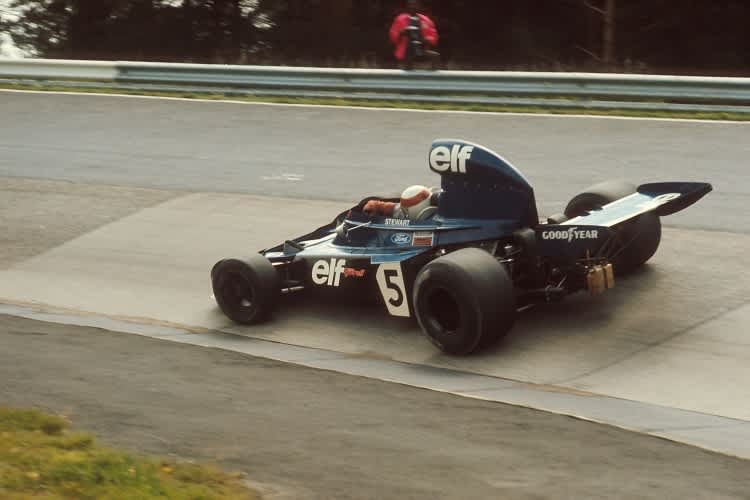 Der Schriftzug auf Stewarts Kragen ist sehr teuer 