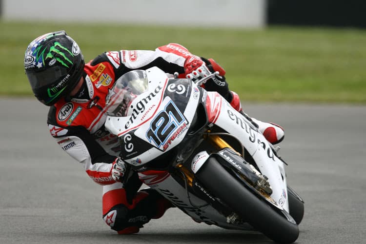 Im Freien Training vor seinem Teamkollegen Leon Haslam